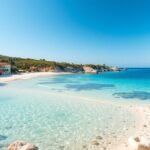 Hófehér homokos tengerpart Szardíniában, égszínkék vízzel.