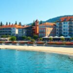 Portorož város látképe a homokos strand mellett, luxushotelekkel.