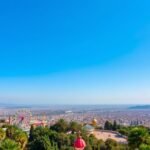 Panoráma a Tibidabo hegyről, Barcelona városára és a vidámparkra.