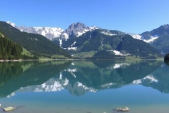 Gosau-tavak gleccserekkel és tükörsima vízfelszínnel