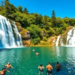 Fürdőzők a Krka Nemzeti Park vízesései alatt lévő türkiz tavakban.