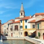 Trogir középkori utcáin fekvő épületek és harangtorony