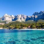 Makarska Riviéra strand és Biokovo hegycsúcsok háttérrel
