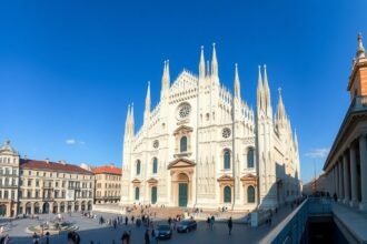 Milánói Dóm panorámás nézet, gótikus építészet Olaszországban