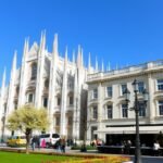 Milánói Dóm és éttermek egy napsütéses tavaszi napon