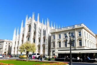 Milánói Dóm és éttermek egy napsütéses tavaszi napon