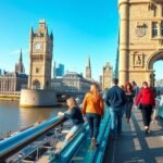 Séta a Tower Bridge üveghídján, London látképe.