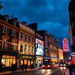 London éjszakai utcája, élénk fények és pubok