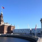 A Liverpool partvonala a Royal Liver Building és modern épületekkel.