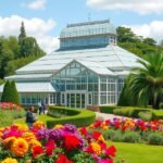 A Liverpool-i Pálmaház Sefton Parkban, színes virágokkal körülvéve.
