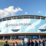 Etihad Stadion, Manchester City otthona, látogatók tömege az épület előtt.