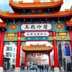 Manchester kínai negyedének impozáns kapuja gazdag színekben és formákban.