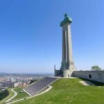 Slavín háborús emlékmű Pozsonyban a gyönyörű panorámával.