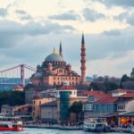 Isztambul városkép a Boszporusz mellett, híres épületekkel.