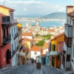 Szűk macskaköves utca Ano Poli, Thesszaloniki városában, gyönyörű kilátással.