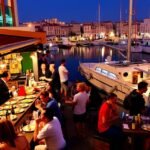 Tapas bárok éjszakai hangulata Alicante kikötőjénél