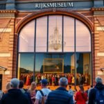 A Rijksmuseum bejárata Az Éjjeli őrjárat előtt Amszterdamban.