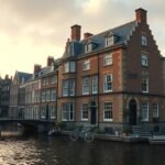 Amszterdami házak a csatorna partján naplementekor