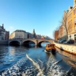 Hajó a Grachtengordel csatornáján Amszterdamban, gyönyörű házak mellett.