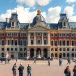 A Királyi Palota a Dam téren Amszterdamban, gyönyörű építészettel.