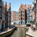 A Jordaan negyed hangulatos csatornája Amszterdamban virágokkal