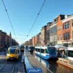 Amszterdami villamosok és biciklisek a város közlekedésében