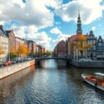 Amszterdam városképe a csatornával és a színes házakkal.