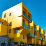 Kockaházak Rotterdam élénk sárga épületei kék éggel