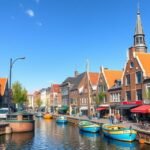 Delfshaven csatornája hajókkal és történelmi épületekkel