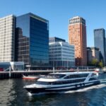 Hajó a rotterdami kikötő modern felhőkarcolói között