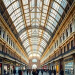 A történelmi Passage bevásárlóárkád elegáns üzletekkel és üvegkupolával.