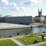 A Van Abbemuseum épülete Eindhovenban, zöld területen és vízparton.