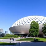 Evoluon épület Eindhovenben, UFO-szerű dizájn, futurisztikus látványosság.