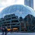 A Blob futurisztikus üvegépülete Eindhovenben, modern építészeti csoda.