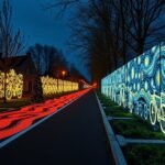 Fénylő Van Gogh-Roosegaarde kerékpárút Eindhovenben éjszaka