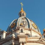 A Károly-templom barokk kupolája Bécs felett