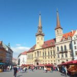 Graz Fő tér és a Városháza történelmi épületei napsütésben.