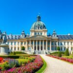 Mirabell-kastély és barokk kertek Salzburgban, virágokkal körülvéve.