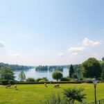 A Parc de la Tête d'Or gyönyörű tava és zöld parkja Lyonban