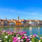 Lyon panorámája virágokkal az első tervben, napsütéses időjárásban.