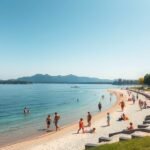 Ingyenes strand a Balaton partján, napozó emberekkel és gyönyörű tájjal.