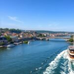 Hajókirándulás a Garonne folyón Bordeaux városában és a partvonal épületei.