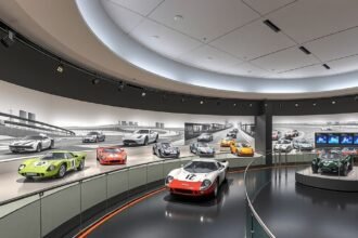 A Musée des 24 Heures belső tere, ikonikus autókkal kiállítva.