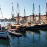 Hajók a La Rochelle-i kikötőben, Franciaország tengerészeti múzeumának közelében.