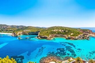 Gyönyörű tengerpart Szardínián napos időben.