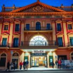 A Romea Színház elegáns épülete Murcia szívében, este világítva.