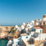 Polignano a Mare tengerparti tája és trulló házai Olaszországban.