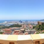 Kilátás Malaga városára és a Gibralfaro várra a napfényben.