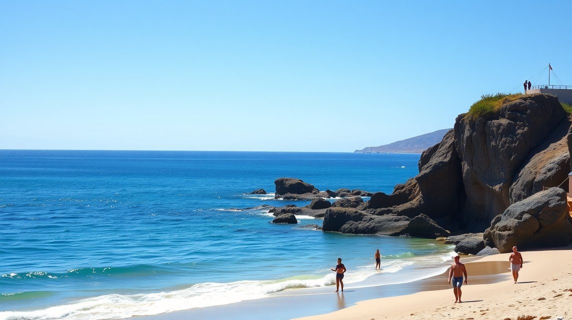 Napsütéses tengerpart a Kanári szigeteken, nyaralás ideális környezetben.