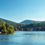 Kép a kalundbori Loch Ness tó partjáról, templom és dombok előtt.